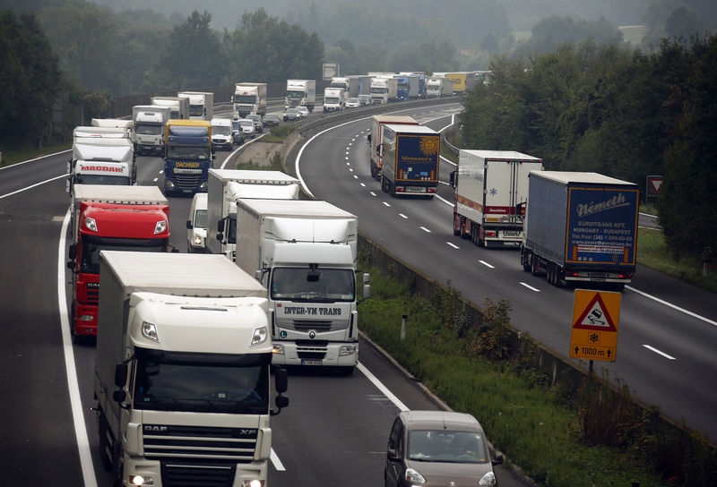 © Reuters. Cars queue in a traffic jam leading to a German police check point on the A3 highway from Austria to Germany near Rottal Ost