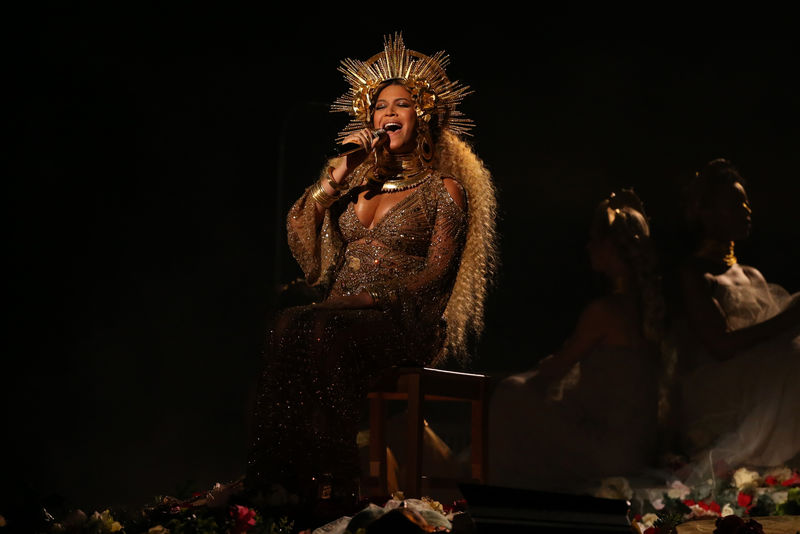 © Reuters. Beyonce performs at the 59th Annual Grammy Awards in Los Angeles