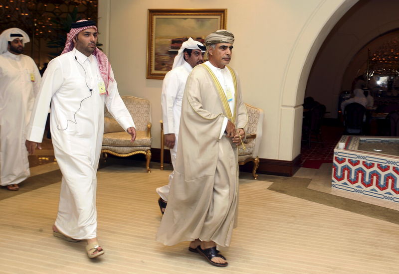 © Reuters. FILE PHOTO: Mohammed bin Hamad Al Rumhy, Oman's Minister of Oil and Gas, arrives to a meeting between OPEC and non-OPEC oil producers, in Doha