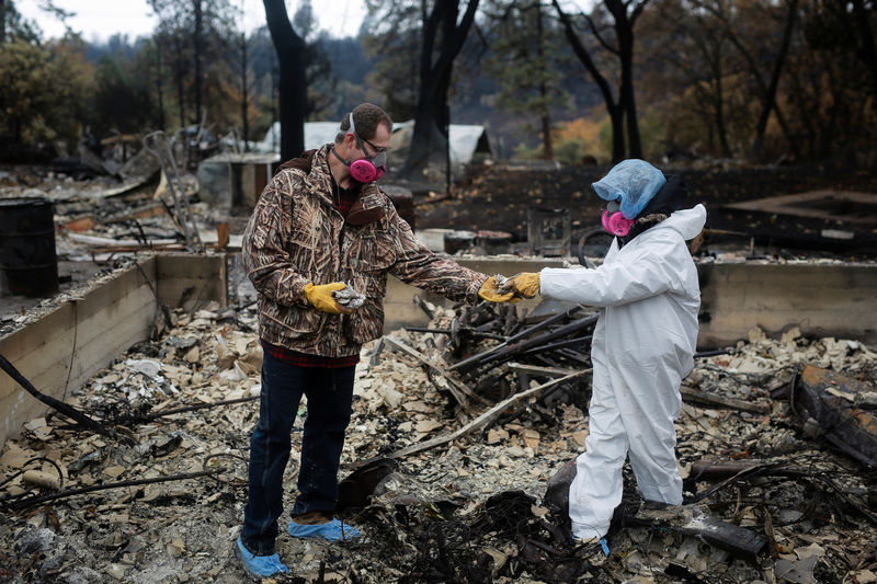 © Reuters. خفض عدد المفقودين في حرائق غابات كاليفورنيا إلى 25 شخصا
