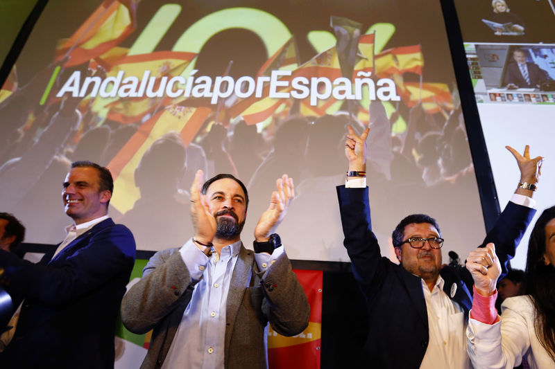 © Reuters. El líder del partido de utlraderecha VOX, Santiago Abascal y el líder andaluz Serrano, celebran sus resultados tras las elecciones andaluzas.