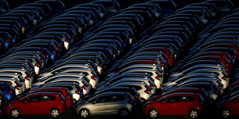 © Reuters. FILE PHOTO - Newly manufactured cars await export at port in Yokohama