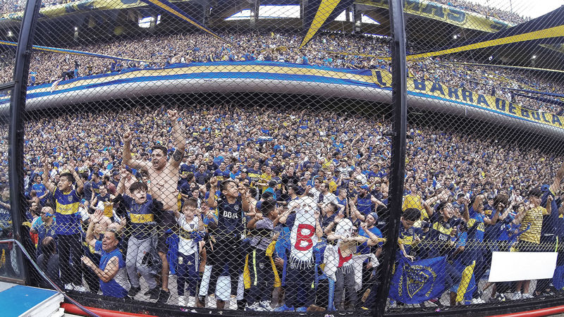 © Reuters. Boca y River ganan en la liga argentina a una semana de de la final de Libertadores