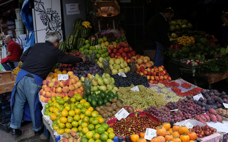 © Reuters. FILE PHOTO:  Vendors arrange fruits and vegetables at a greengrocery in central Istanbul