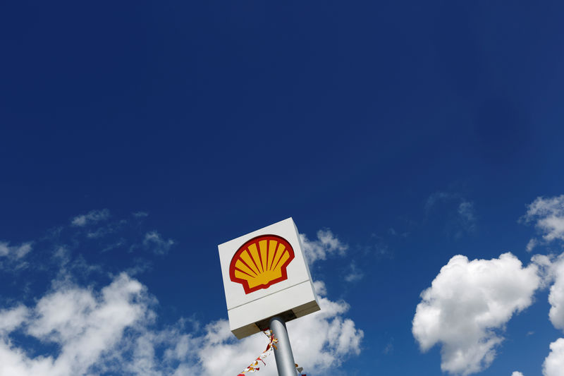 © Reuters. FILE PHOTO: A logo of Shell is pictured at a gas station in the western Canakkale province