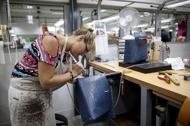 © Reuters. FILE PHOTO:  A craftswoman works on a Kelly bag at the luxury goods Hermes factory in Seloncourt