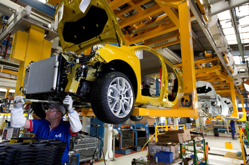 © Reuters. FILE PHOTO:  Employees of French carmaker Renault work on the Clio RS assembly line at Renault factory in Dieppe