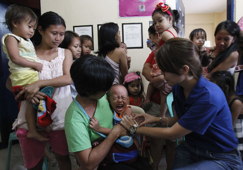© Reuters. مسؤولون: شبح الحصبة يلوح في أفق الفلبين مع تراجع الثقة في التطعيمات