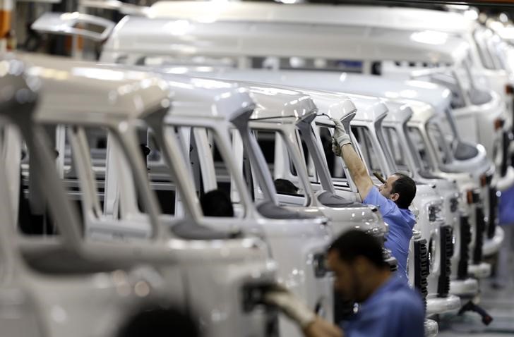 © Reuters. Trabalhadores em linha de produção de fábrica em São Bernardo do Campo