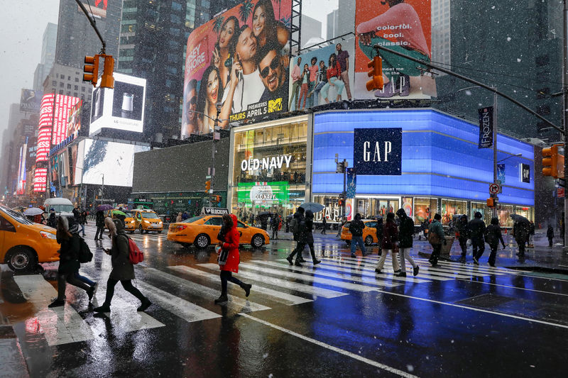© Reuters. Pessoas andam na Times Square, em Nova York