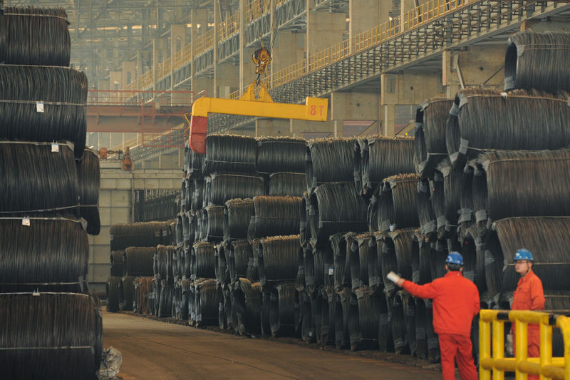 © Reuters. Funcionários trabalham ao lado de fios de aço em uma usina siderúrgica da Dongbei Special Steel em Dalian