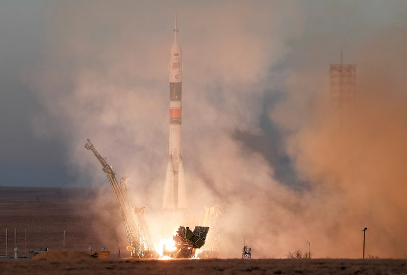 © Reuters. Rusia lanza el primer viaje tripulado a la EEI desde el accidente de un Soyuz
