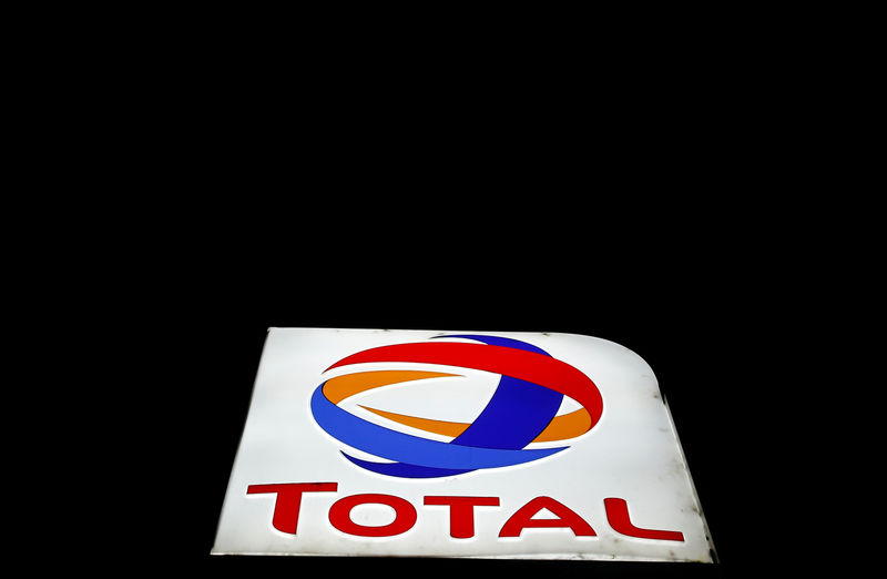 © Reuters. FILE PHOTO: The logo of French oil giant Total is pictured at a petrol station in Latresne near Bordeaux