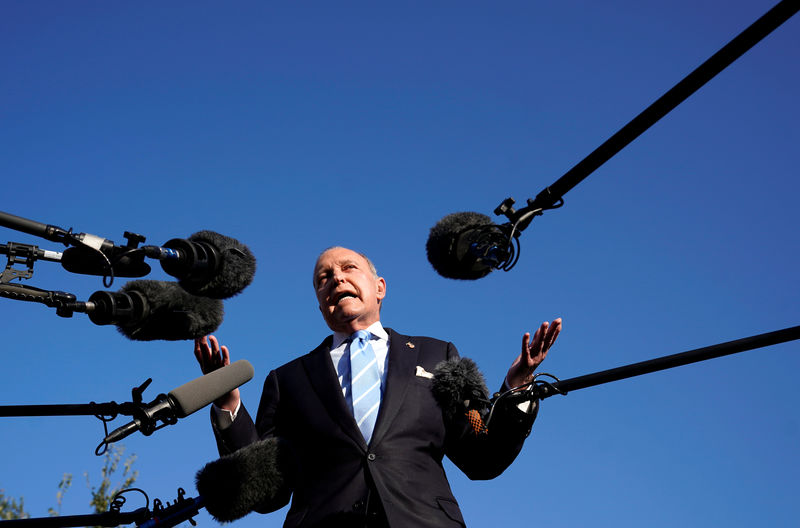 © Reuters. Kudlow speaks to reporters at the White House in Washington