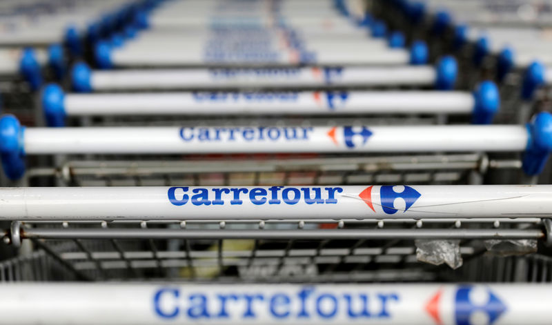 © Reuters. Logo do Carrefour em carrinhos de supermercado em São Paulo