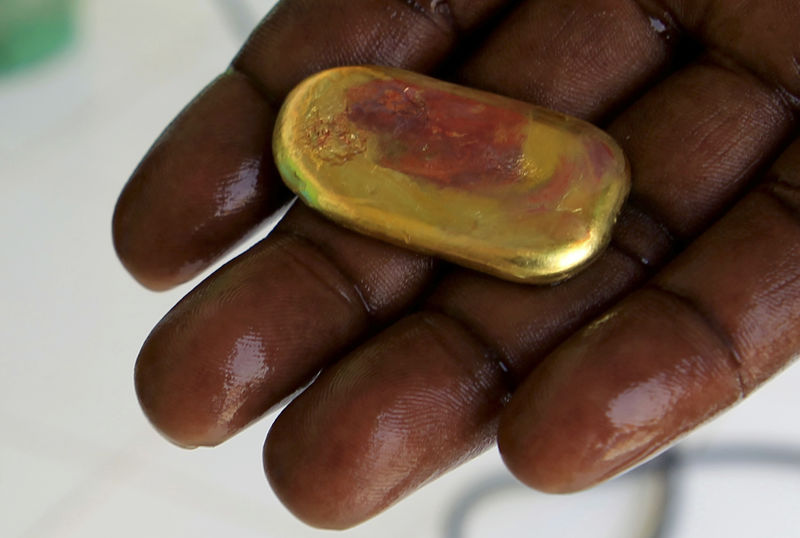 © Reuters. رئيس الوزراء: السودان يقرر السماح للقطاع الخاص بتصدير الذهب