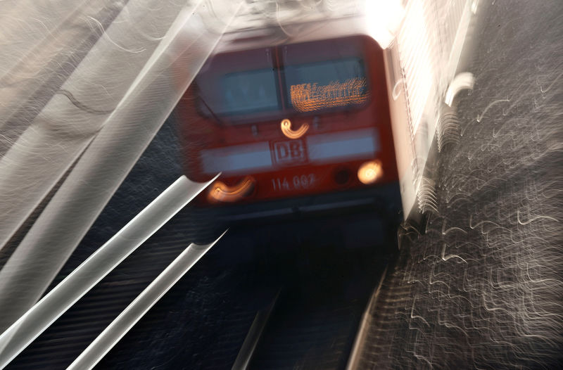 © Reuters. A long exposure shows a regional train of German railway Deutsche Bahn AG leaves the train station in Hanau