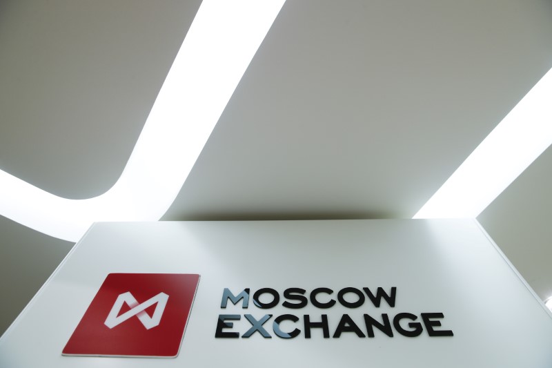 © Reuters. FILE PHOTO: The Moscow Exchange logo in Moscow