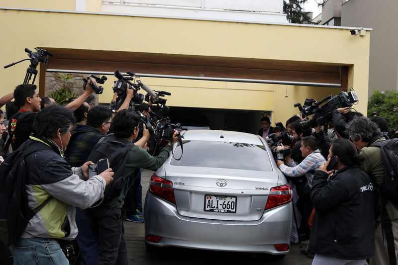 © Reuters. Carro que supostamente transportava Alan Garrcía entra em sua casa em Lima