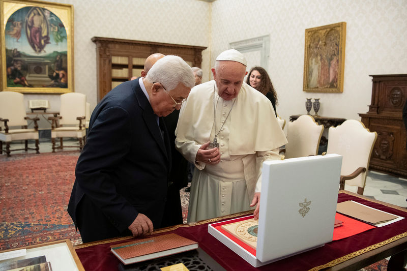 © Reuters. البابا وعباس يبحثان وضع القدس في أول لقاء بينهما بعد نقل السفارة الأمريكية