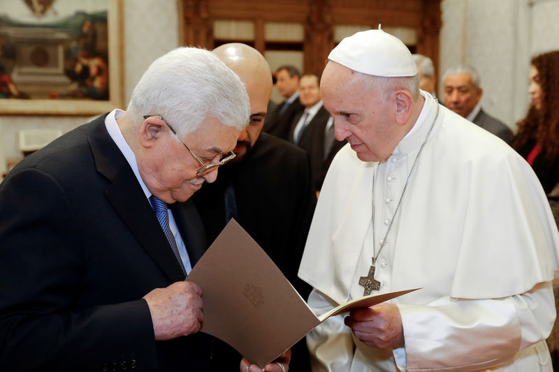 © Reuters. Abbas e papa Francisco no Vaticano