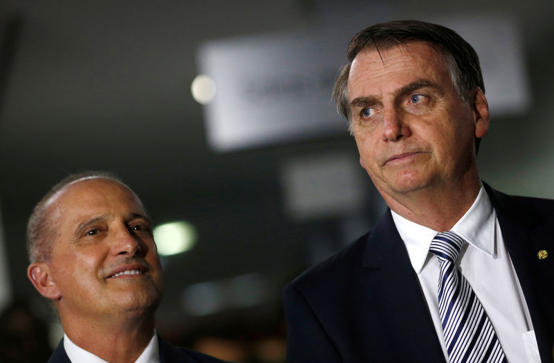 © Reuters. Bolsonaro e Onyx Lorenzoni em Brasília