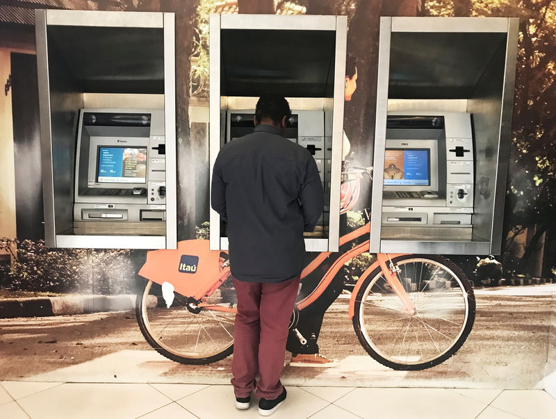 © Reuters. Man uses an ITAU bank ATM in Sao Paulo