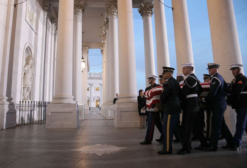 © Reuters. Caixão do ex-presidente George H. W. Bush é carregado ao Capitólio dos EUA