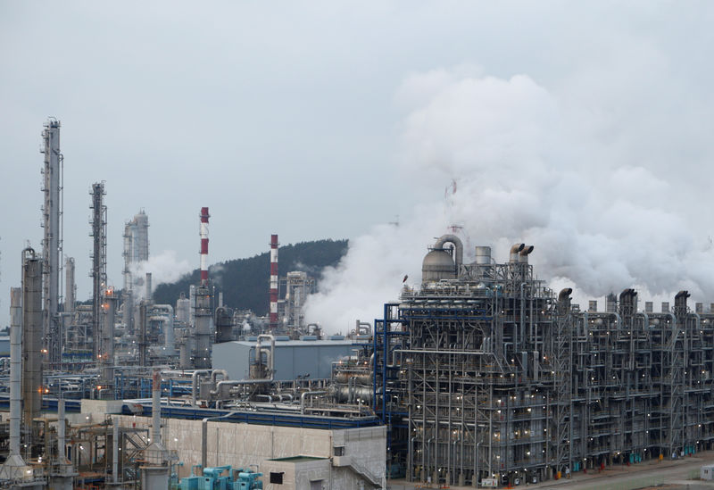 © Reuters. FILE PHOTO: A petrochemical plant is seen in Seosan, South Korea