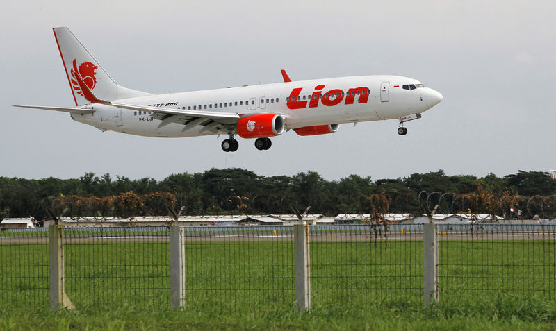 © Reuters. FILE PHOTO: A Lion Air Boeing 737 plane prepares to land at the Sukarno-Hatta airport in Tangerang