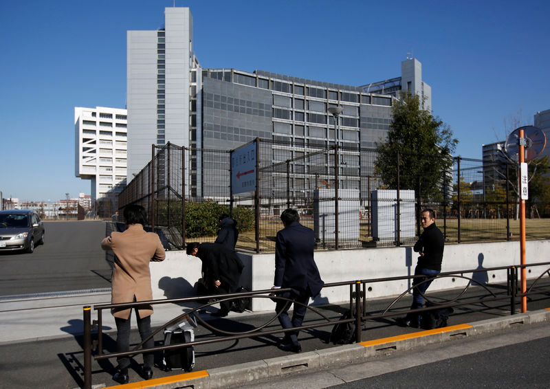 © Reuters. Journalists stand in front of Tokyo Detention Center in Tokyo