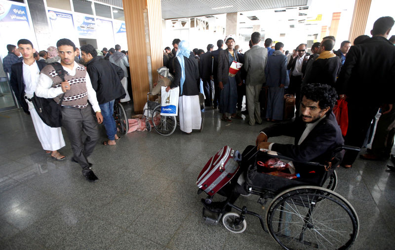 © Reuters. A wounded Houthi fighter is seen on a wheelchair at Sanaa airport during his evacuation from Yemen