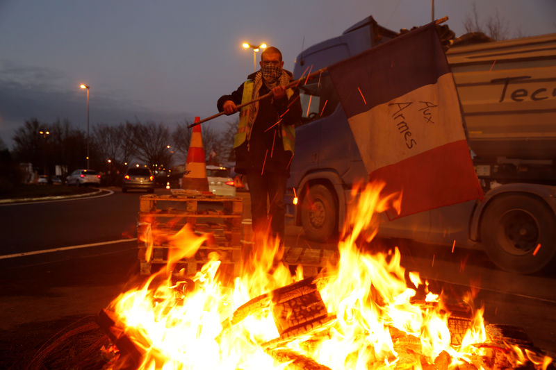 © Reuters. Manifestante com colete amarelo, símbolo do protesto contra alta nos preços dos combustíveis na França