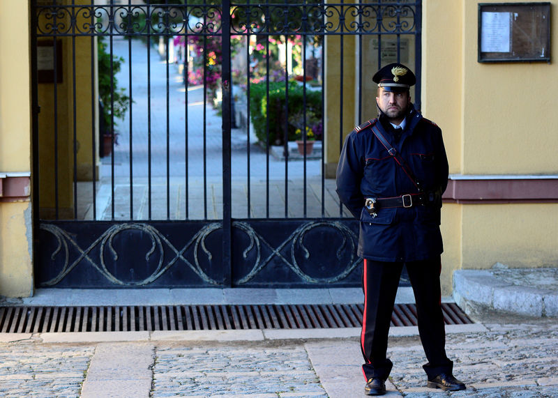 © Reuters. Policial italiano patrulha cemitério em Corleone, na Itália