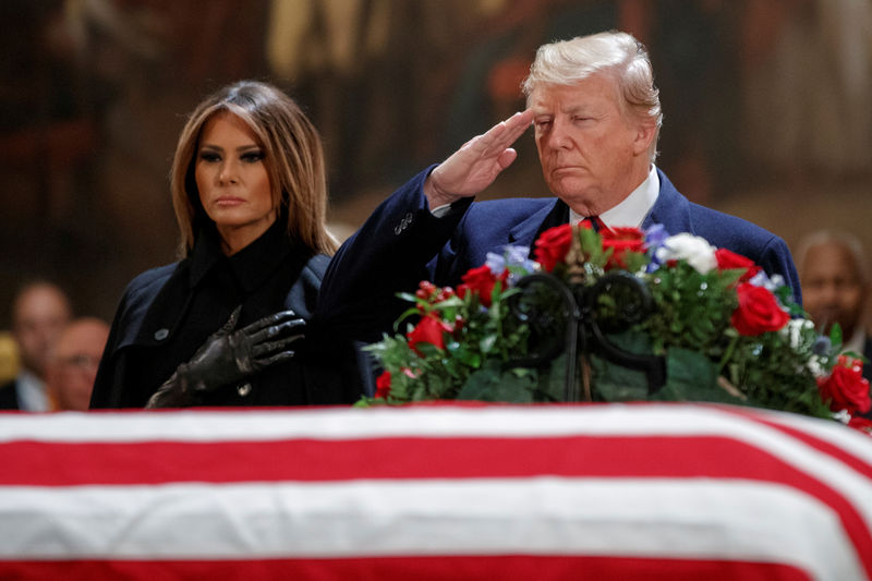 © Reuters. Presidente dos Estados Unidos, Donald Trump, e primeira-dama, Melania, durante velório do ex-presidente George H.W. Bush no Capitólio em Washington