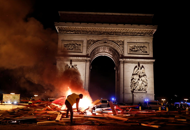 © Reuters. Участник акции протеста против повышения топливного налога на Елисейских полях в Париже