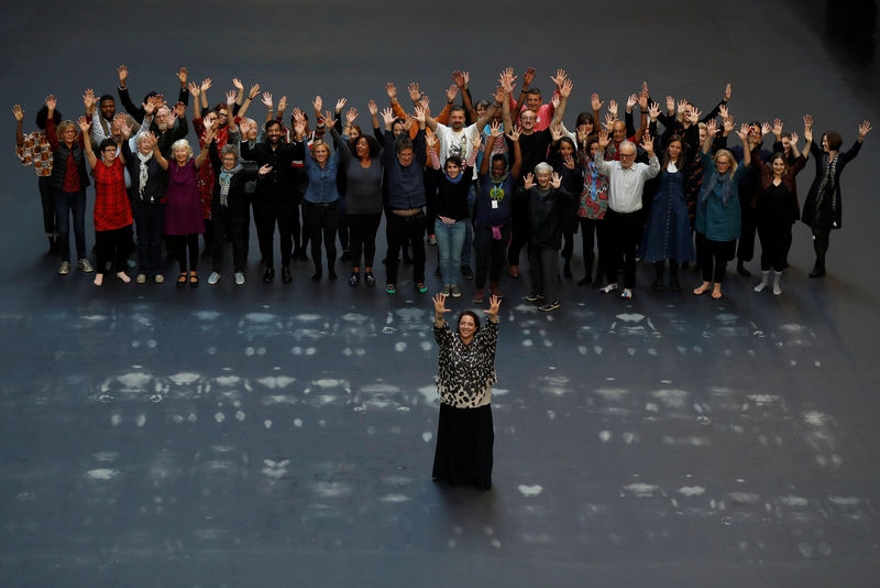 © Reuters. Artista cubana Tania Bruguera durante performance em Londres, Reino Unido