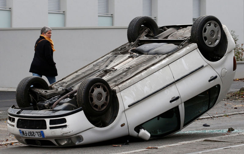 © Reuters. Carro virado por manifestantes em Nantes, na França