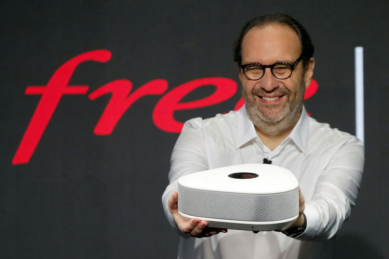 © Reuters. Xavier Niel, founder of French broadband Internet provider Iliad, shows off the new set-top box, the Freebox Delta, in Paris