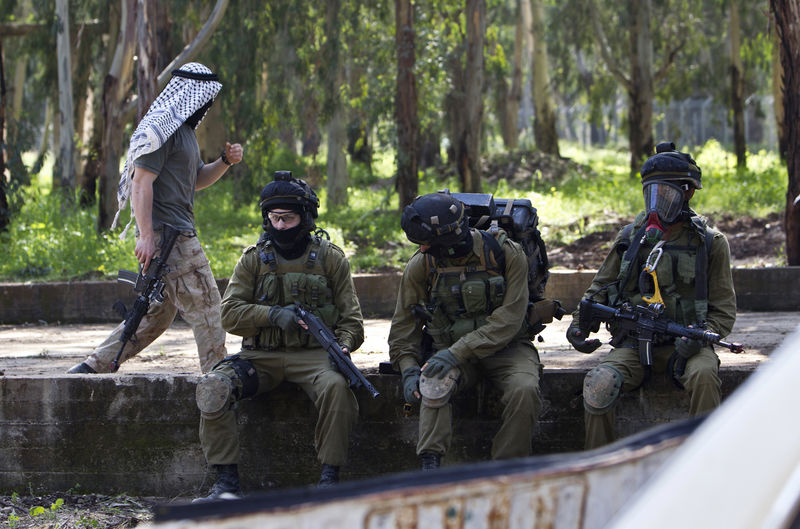 © Reuters. Soldados israelenses se preparam para exercício de combate a túneis ilegais em base perto de Tel Aviv