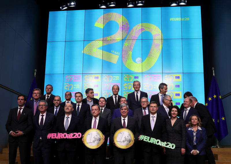 © Reuters. Eurozone finance and economy ministers take part in a group photo while celebrating the 20th anniversary of the euro during an eurozone finance ministers meeting in Brussels