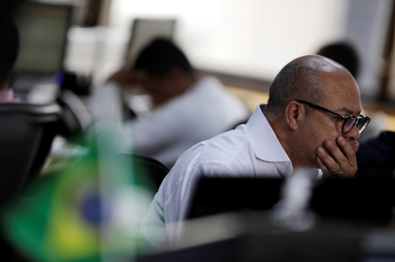© Reuters. Operadores trabalham na corretora Spinelli investHB em São Paulo