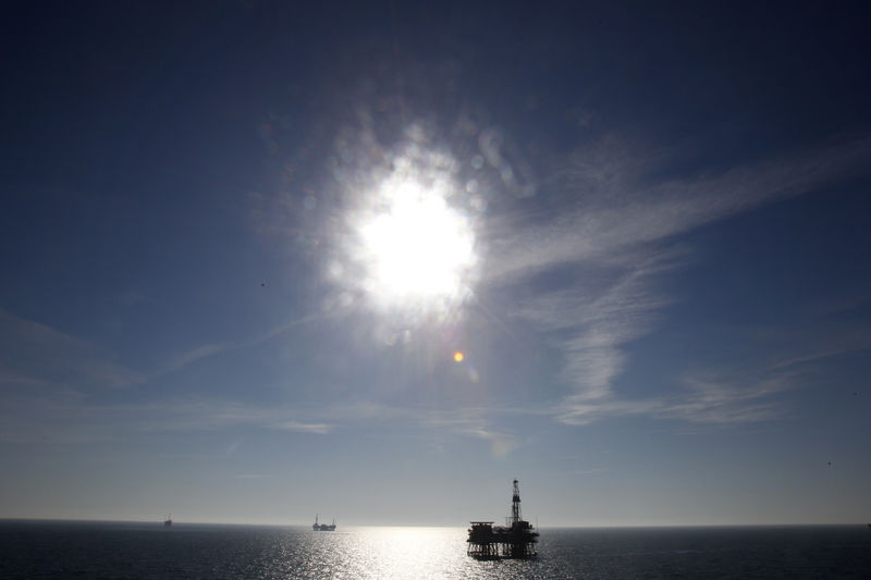 © Reuters. Oil platforms are seen in the Caspian Sea