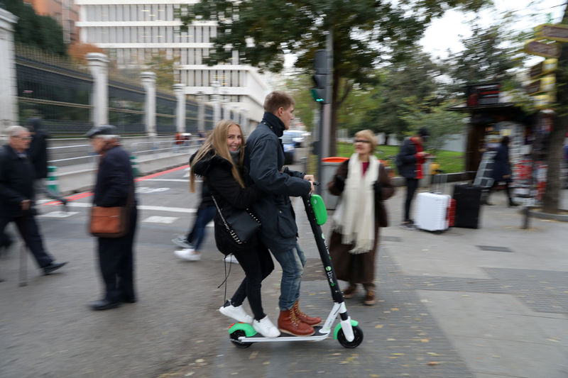 © Reuters. Madrid ordena retirar en 3 días los patinetes eléctricos de Lime, Wind y VOI