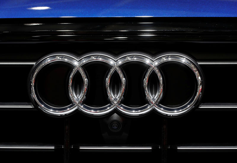 © Reuters. Logo da Audi em feira de carros em Paris, na França
