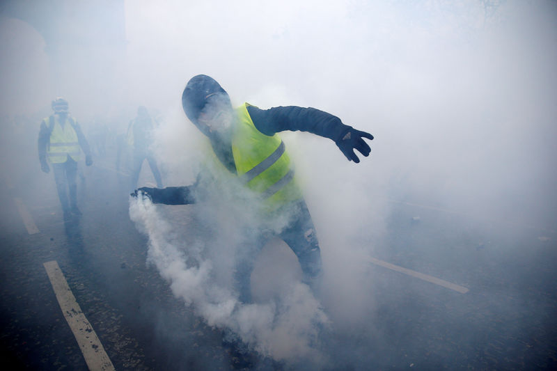 © Reuters. TROU DE SOURIS BUDGÉTAIRE POUR SORTIR DE LA CRISE DES GILETS JAUNES