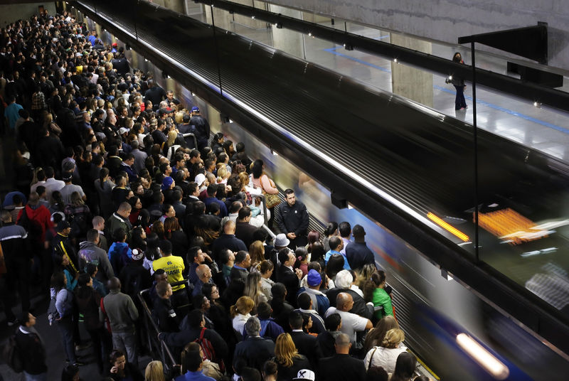 © Reuters. Pessoas aguardam metrô em estação de metrô Sé, em São Paulo