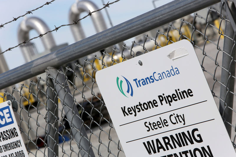 © Reuters. FILE PHOTO: A TransCanada Keystone Pipeline pump station operates outside Steele City