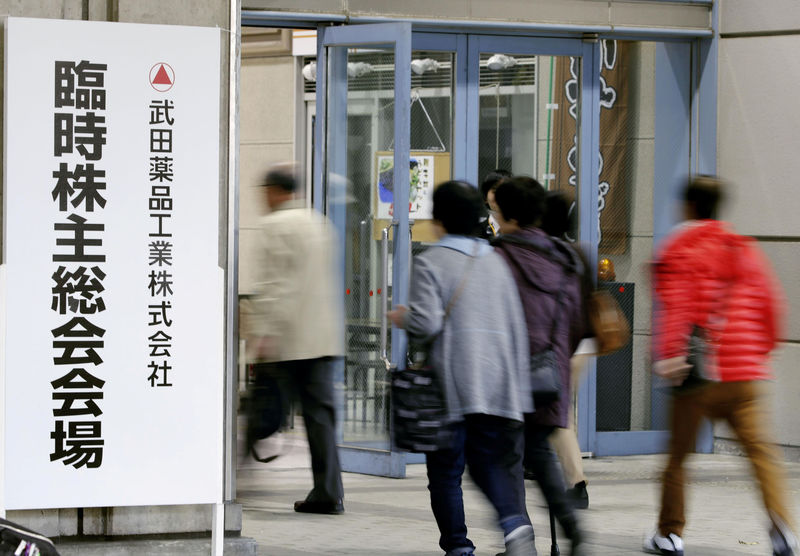 © Reuters. Shareholders of Takeda Pharmaceutical enter the venue of their shareholders' meeting in Osaka