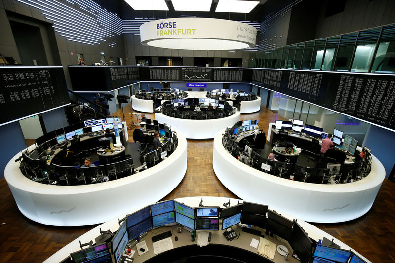 © Reuters. Traders work at Frankfurt's stock exchange in Frankfurt